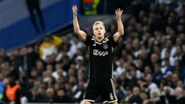 Donny van de Beek lamentándose en un partido con Ajax