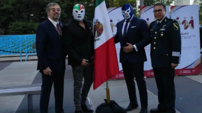 Juan Ramón de la Fuente junto a Blue Demon Jr. y Dr. Wagner Jr. y el General Zamudio