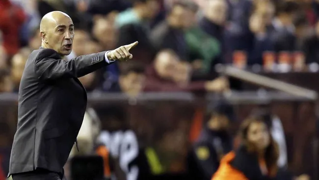  Pako Ayestarán en un partido con el Valencia 