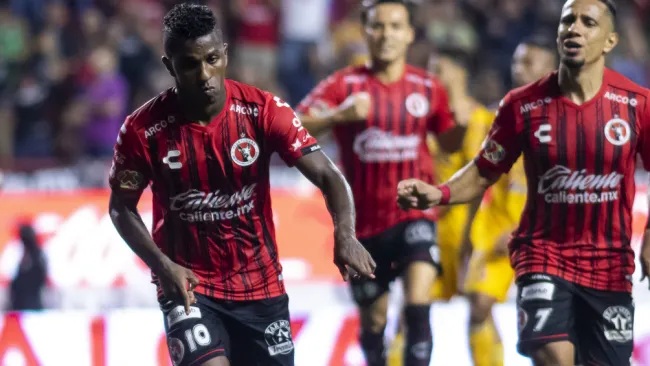 Miller Bolaños celebra el gol del empate ante Tigres
