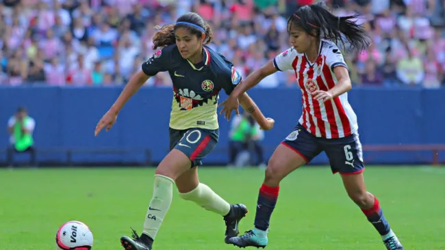 Daniela Espinosa y Susan Bejarano, durante el partido