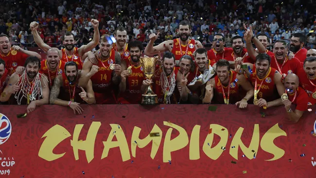 La selección española posa con el trofeo de monarcas