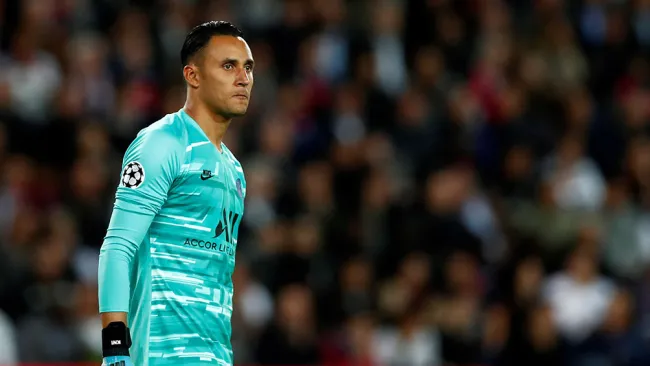 Keylor Navas defendiendo el arco del PSG