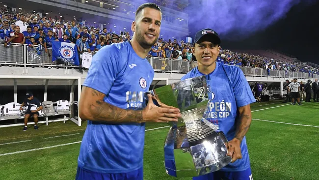 Édgar Méndez y Cata Domínguez posan con el trofeo de la League Cup