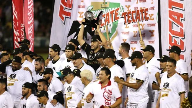 Los jugadores de Leones de Yucatán celebran el campeonato