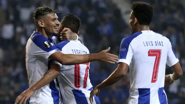 Jugadores del Porto festejan una diana contra el Young Boys