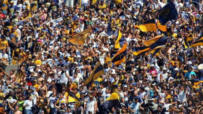 La porra de los Pumas, alentando al equipo en un partido