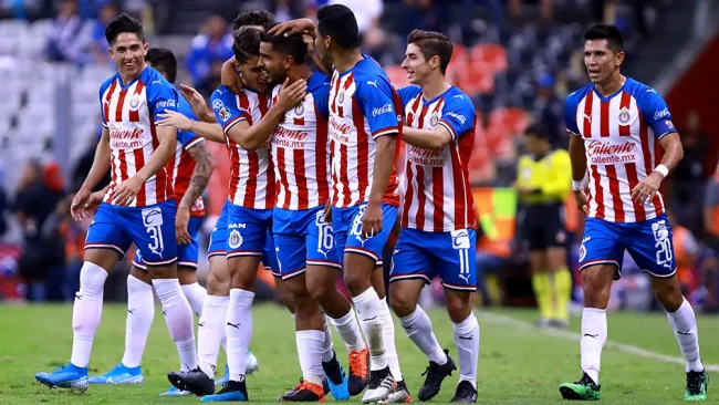 Jugadores celebran gol de Chivas