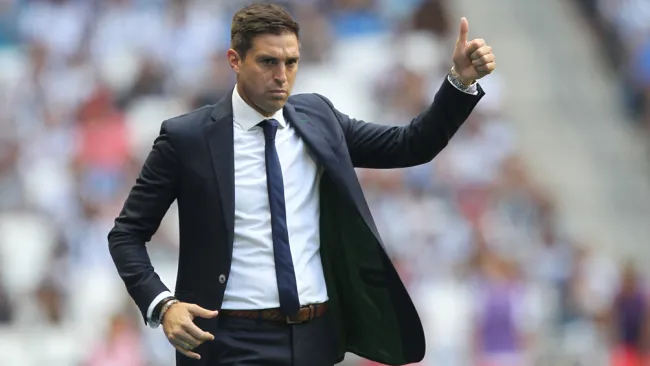 Diego Alonso da indicaciones en un juego de Rayados 