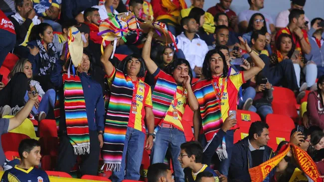 La afición de Morelia en el juego contra Chivas