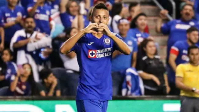 Roberto Alvarado festeja tras marcar gol