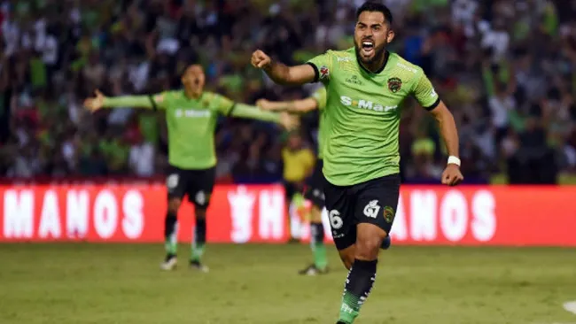 Esquivel celebra un gol con Juárez 