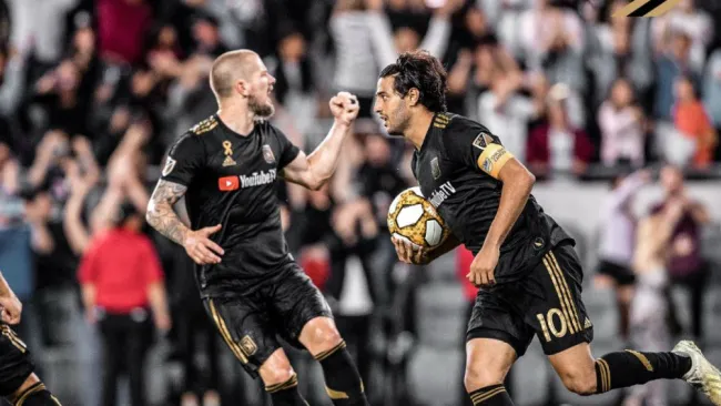 Carlos Vela celebra una anotación con el LAFC