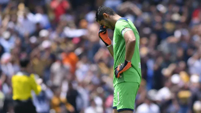 Corona se lamenta en el partido contra Pumas