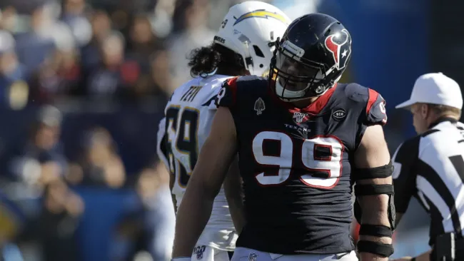 JJ Watt festeja una tackleada