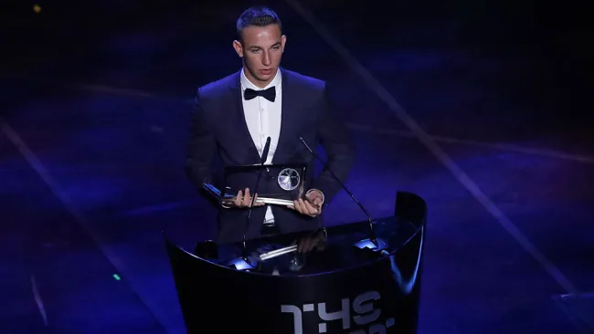 Daniel Zsori recibe el premio Puskas 2019