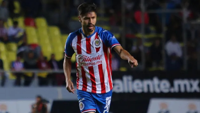 Oribe Peralta, durante un duelo con las Chivas 