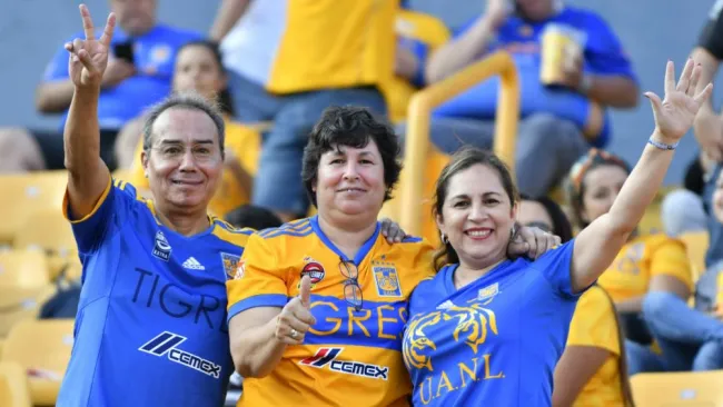 Aficionados de Tigres en las gradas del Volcán