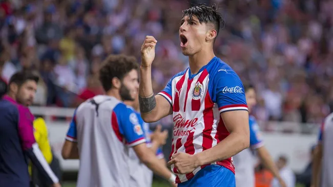 Alan Pulido festeja su gol contra Pachuca