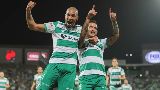 Brian Lozano y Doria celebran un gol de Santos