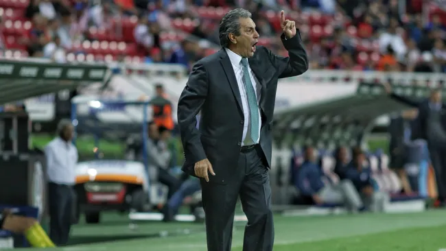 Tomás Boy da indicaciones en un juego de Chivas 