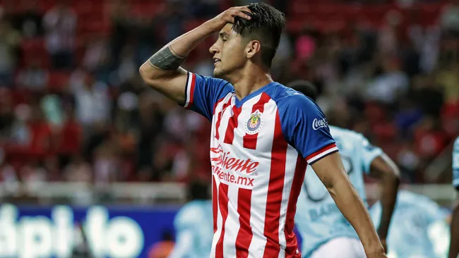 Alan Pulido se lamenta en juego contra Tuzos