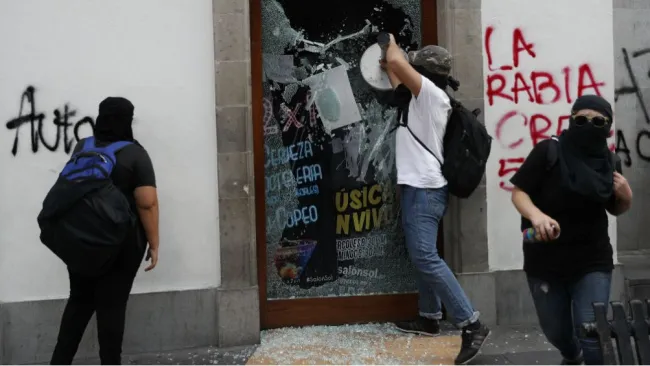 Sujeto rompe el vidrio de un establecimiento en el centro de la CDMX