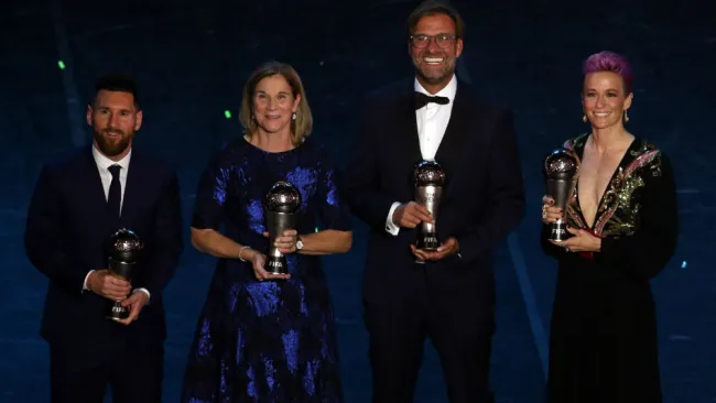 Messi, Ellis, Klopp y Rapione con su galardón en The Best