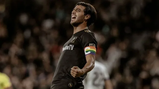 Carlos Vela festeja un gol con LAFC