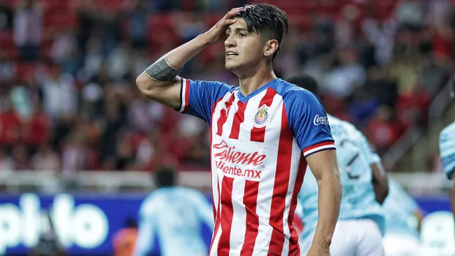 Alan Pulido se lamenta en juego contra Tuzos