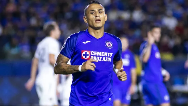 Yoshimar Yotún durante un juego del Cruz Azul