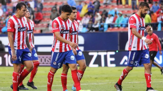 Jugadores cabizbajos tras perder ante Xolos