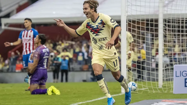 Córdova festeja el segundo de sus goles en el Clásico Nacional