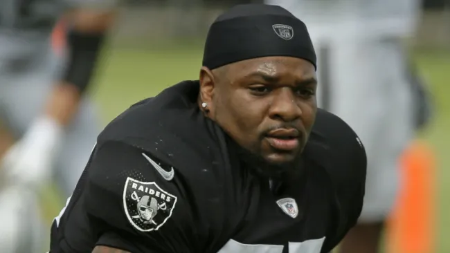 Vontaze Burfict se lamenta en un juego de los Raiders