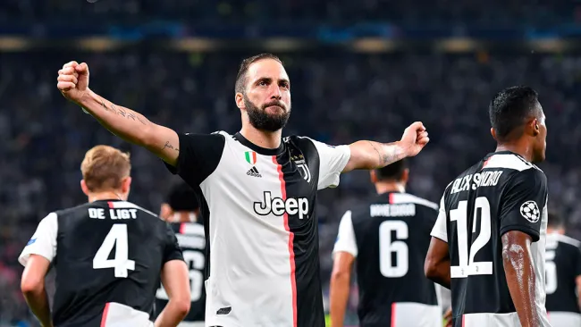 Gonzalo Higuaín celebra su gol contra el Bayer Leverkusen