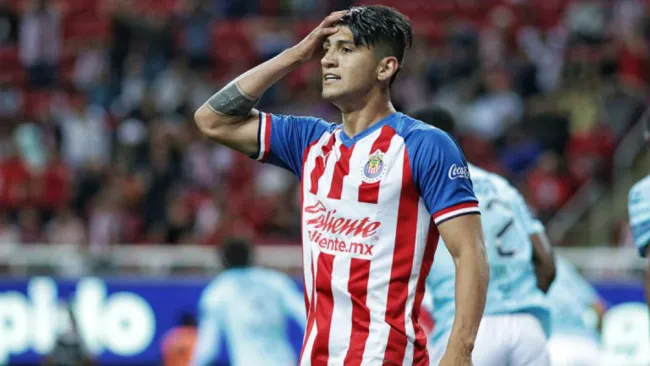 Alan Pulido se lamenta en juego contra Tuzos 