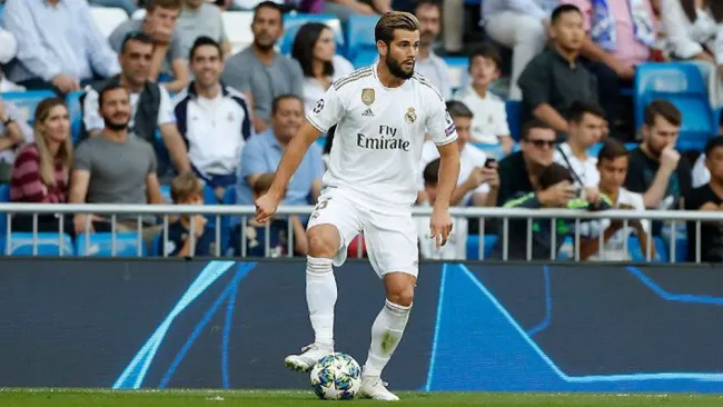 Nacho, durante un duelo con el Real Madrid 