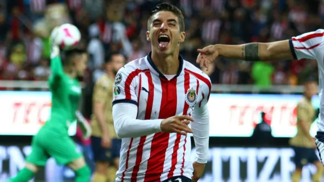 Isaác Brizuela celebrando una anotación de Chivas ante Pumas