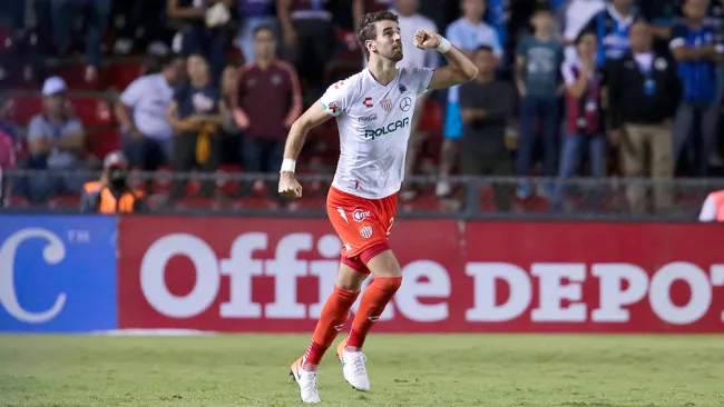 Rodrigo Noya celebra un gol con Necaxa