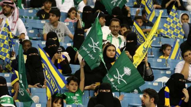 Aficionadas disfrutan de la Liga de Arabia Saudita
