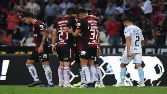 Jugadores de Atlas en el partido contra Gallos
