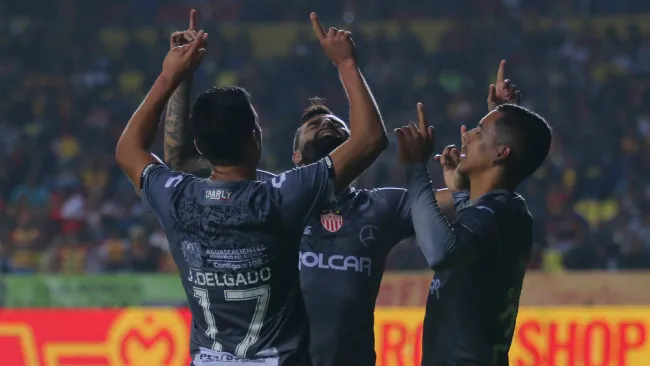 Jugadores hidrocálidos festejan una diana contra La Monarquía