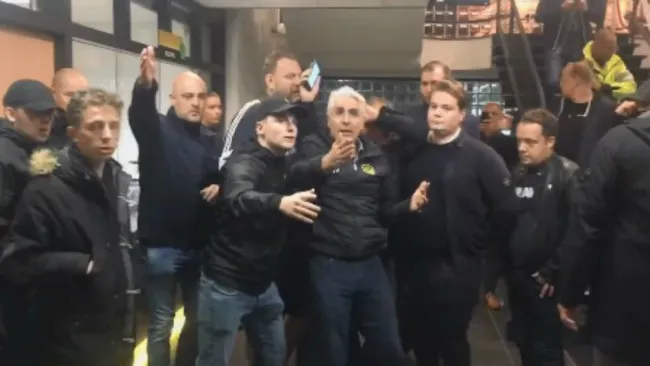 Mauricio García de la Vega siendo expulsado del estadio por aficionados