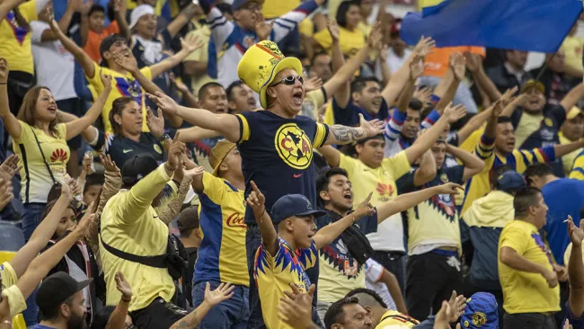 Aficionados del América en juego en el Estadio Azteca