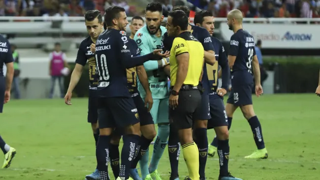 Jugadores de Pumas reclaman una acción al silbante
