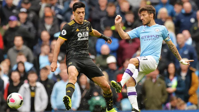 Raúl Jiménez disputa el balón con David Silva