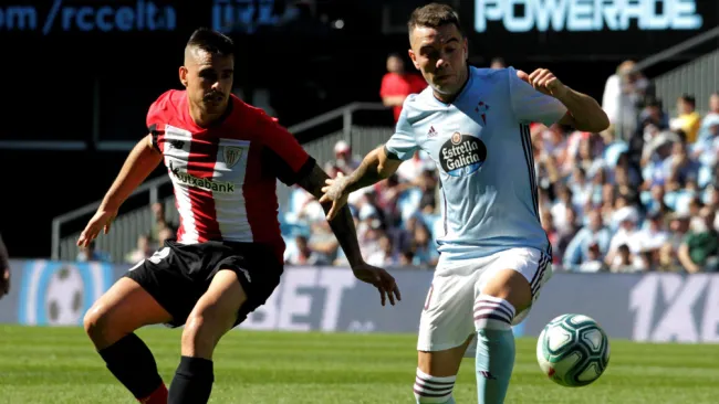 Iago Aspas lucha por el balón en duelo contra el Athletic