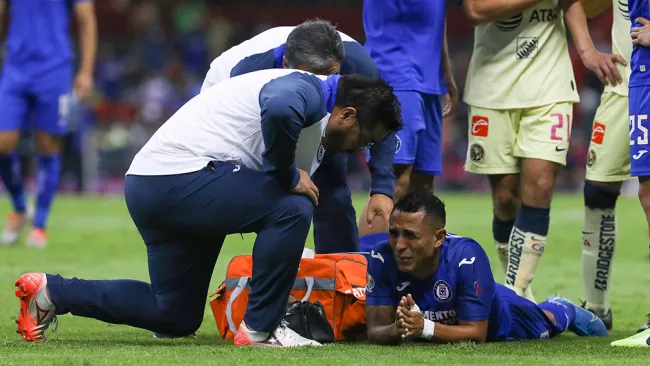 Yotún, doliéndose tras sufrir la lesión muscular en el Clásico Joven