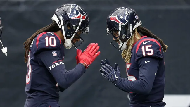 Hopkins y Fuller celebran ante los Falcons