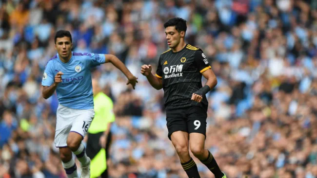 Raúl Jiménez durante el partido contra Manchester City